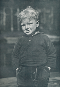 716622 Portret van een jongetje op een kade, vermoedelijk in de Jordaan te Amsterdam.